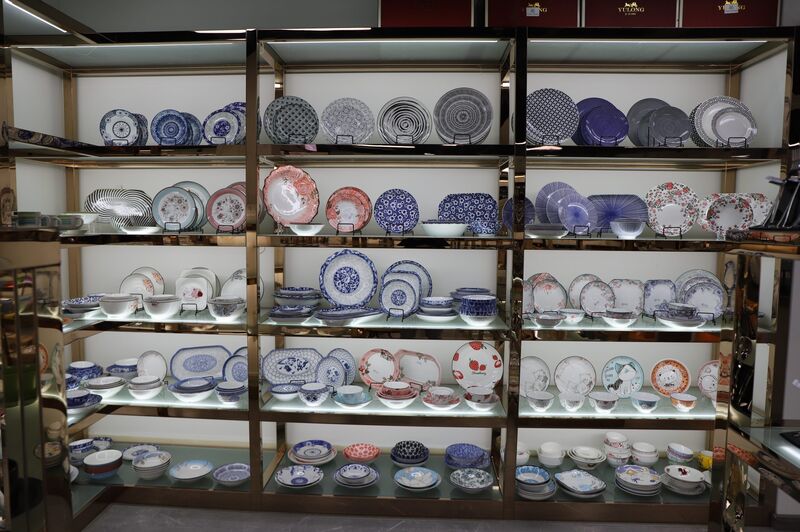 Este artículo le permitirá saber cuántas vajillas de cerámica y de qué material se encuentran en la sala de muestras Garbo.