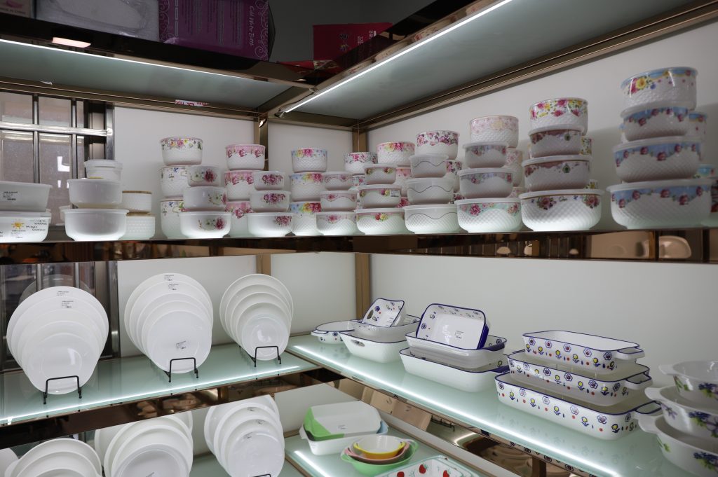 This article will let you know how many ceramic dinnerware and what material they are in Garbo sample room.