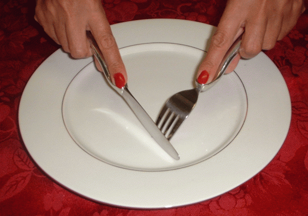 كيفية استخدام أدوات المائدة بشكل صحيح عند تناول الطعام الغربي