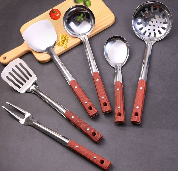 الفرق بين أدوات المطبخ المصنوعة من السيليكون والفولاذ المقاوم للصدأ