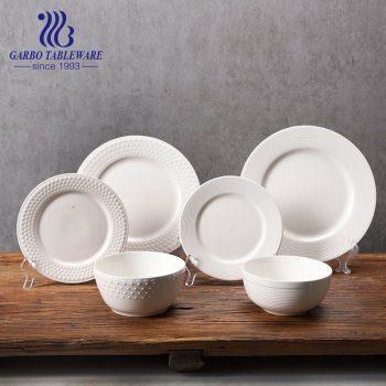 Conjunto de louças de porcelana branca com 12 unidades em relevo