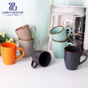 Steinzeug-Keramikbecher gravierte Modedesign-Tassen orangefarbene Tasse mit großem Griff vollfarbige Glasurtassendekoration