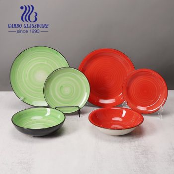 Luxuriöses 12-teiliges Set aus glänzendem grünem und rotem Glasurmalerei-Steinzeug