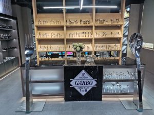 Nueva sala de exhibición de Garbo para cubiertos y utensilios de cocina de acero inoxidable con un diseño magnífico