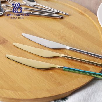 چاقوی شام رنگ نقره ای طلایی با دسته بلند موجود است