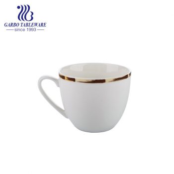 ハンドルが付いている金の縁の陶磁器のコーヒー・マグの茶飲む磁器のマグの注文の設計飲み物のコップ