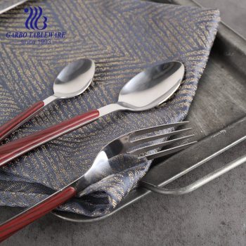 مجموعة أدوات مائدة من الفولاذ المقاوم للصدأ من Garbo مزخرفة بمقبض خشبي وأدوات مائدة معدنية