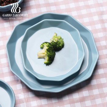 Assiettes de service solides et durables en mélamine bleue avec des bords irréguliers Options modernes pour la vaisselle domestique utilisée