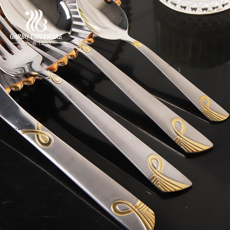 سطح طاولة الطعام استخدم سكين طاولة 410ss ملمع المرآة بمقبض ذهبي