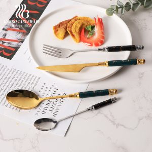مجموعة أدوات المائدة الخزفية العربية بأسعار منخفضة ، صنعت المصانع الصينية أدوات مائدة ذهبية وسكاكين ملاعق سيراميك