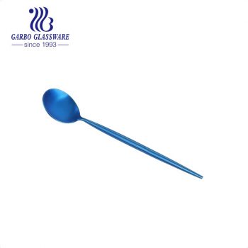 تصميم مطلي بالتيتانيوم باللون الأزرق على الطراز البرتغالي 304SS ملعقة عشاء من الفولاذ المقاوم للصدأ لأدوات المائدة