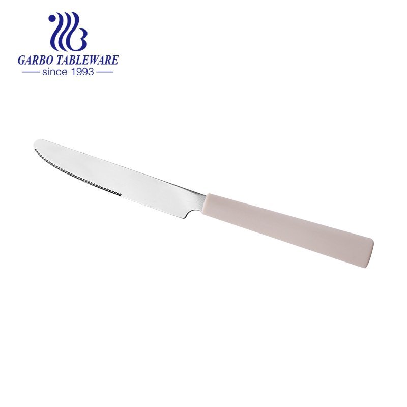 Couteau de table en acier inoxydable à manche en plastique pour un usage quotidien et une fête