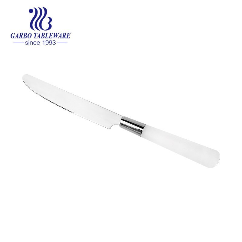 چاقوی غذاخوری نقره ای و طلایی راحت با دسته سفید