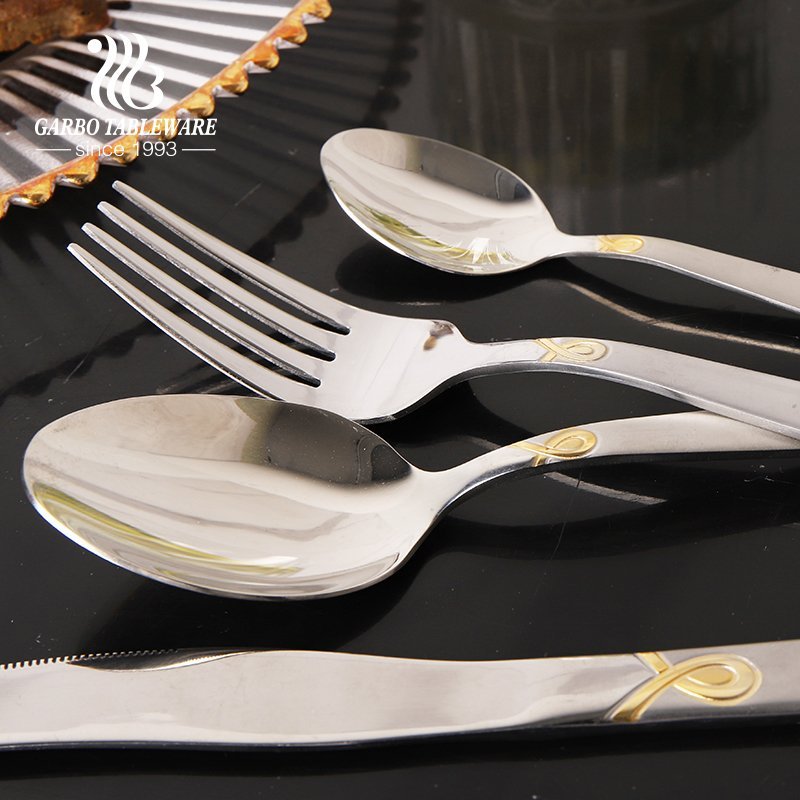 Fabricante de Garbo Tenedor de acero inoxidable de material 18/2 de lujo y alta gama con mango de decoración dorada para servicio de restaurante de hotel familiar