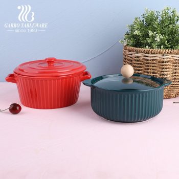Caçarola de cozinha de cerâmica esmalte de cor vermelha tigela de alças duplas com tampa de porcelana mesa de design gravado conjunto de utensílios de cozinha