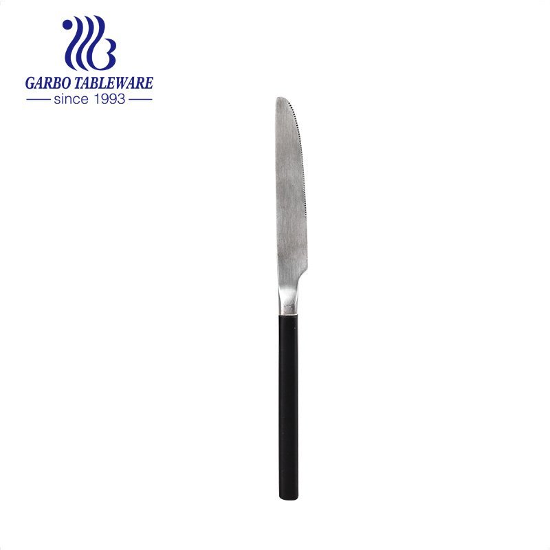 Paquete seguro de exportación, cuchillo de mesa de diferentes colores, cuchillo de cena con cabeza dorada y mango blanco