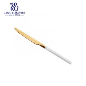 تصدير حزمة آمنة مختلفة اللون سكين الجدول سكين عشاء الرأس الذهبي مع مقبض أبيض