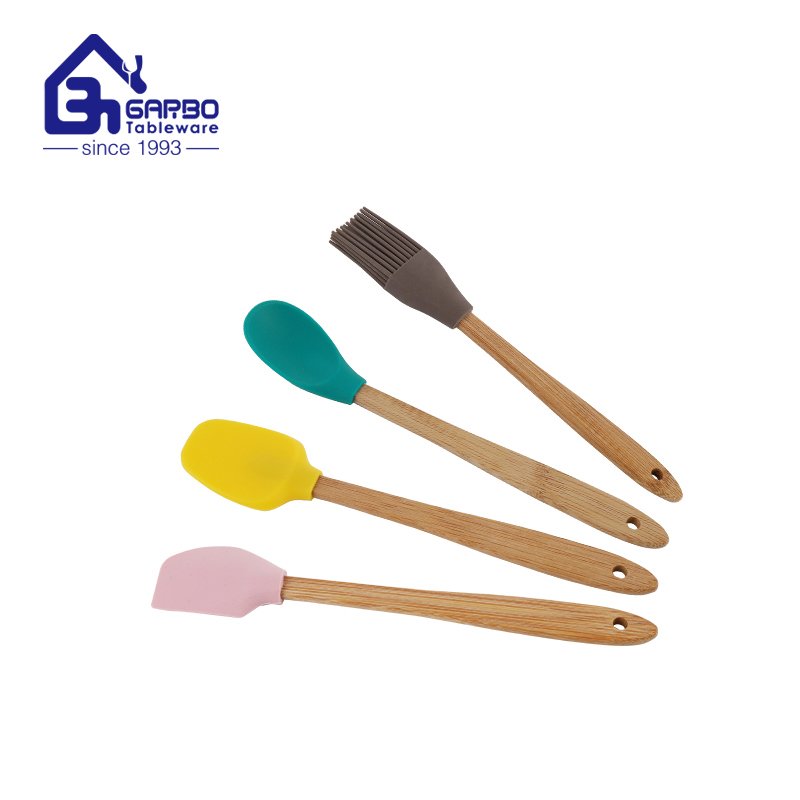 Pequeno MOQ Top Sales Factory Grande Desconto Crianças Utensílios de Cozinhar e Assar Ferramentas de Cozinhar Silicone Com Pacote de Cartão de Gravação