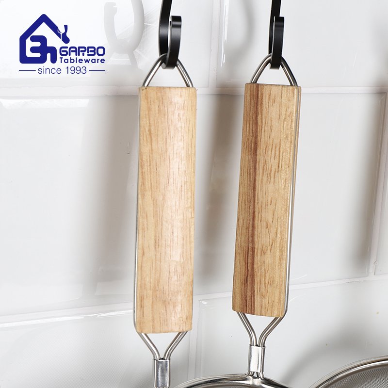 حار بيع بالجملة مجموعات المطبخ رخيصة مصفاة مع مقبض خشبي لاستخدام مطعم المنزل