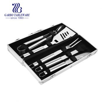 مجموعه ابزارهای کباب پز حرفه ای فولاد ضد زنگ با کاردک، چاقو، برس، انبر، چنگال و جعبه هدیه آلومینیومی