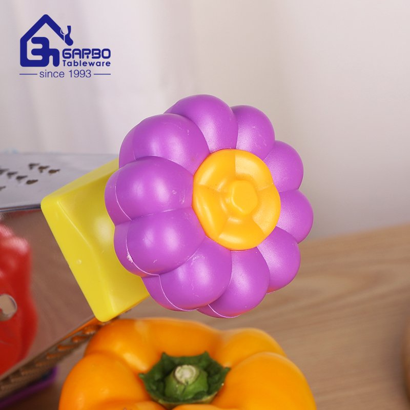 中国の工場小さい MOQ の安い台所用品 410 プラスチック製の花のデザインのステンレス鋼の箱のおろし器