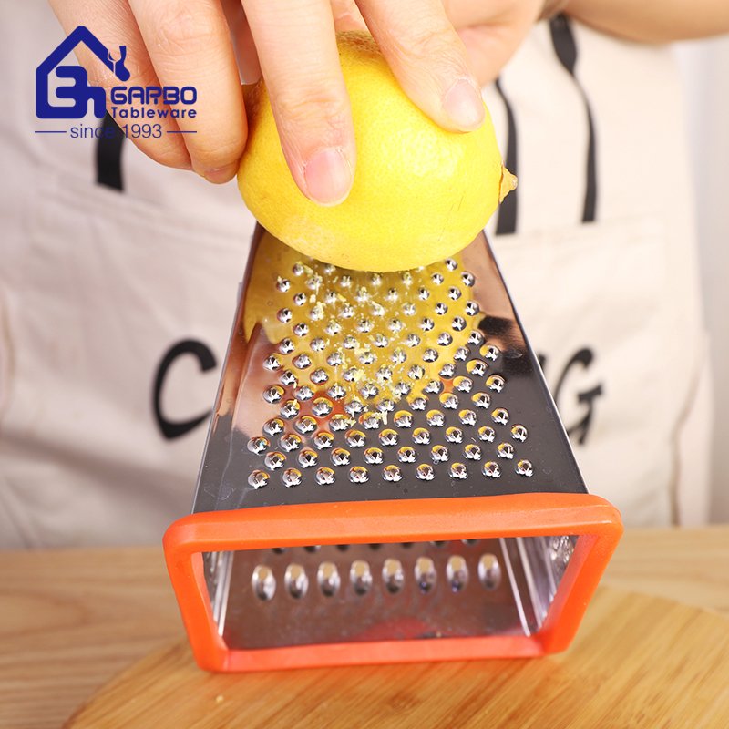 الصين مصنع صغير موك أدوات المطبخ الرخيصة 410 الفولاذ المقاوم للصدأ مربع مبشرة مع تصميم زهرة بلاستيكية