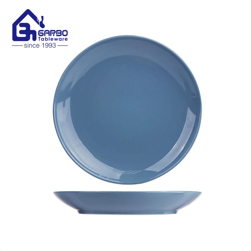 Набор керамических тарелок высокого класса с индивидуальной печатью на кухонном столе, обеденная фарфоровая тарелка