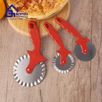 Cortador de pizza de acero inoxidable en stock pulido a máquina con mango de agarre polivinílico rojo