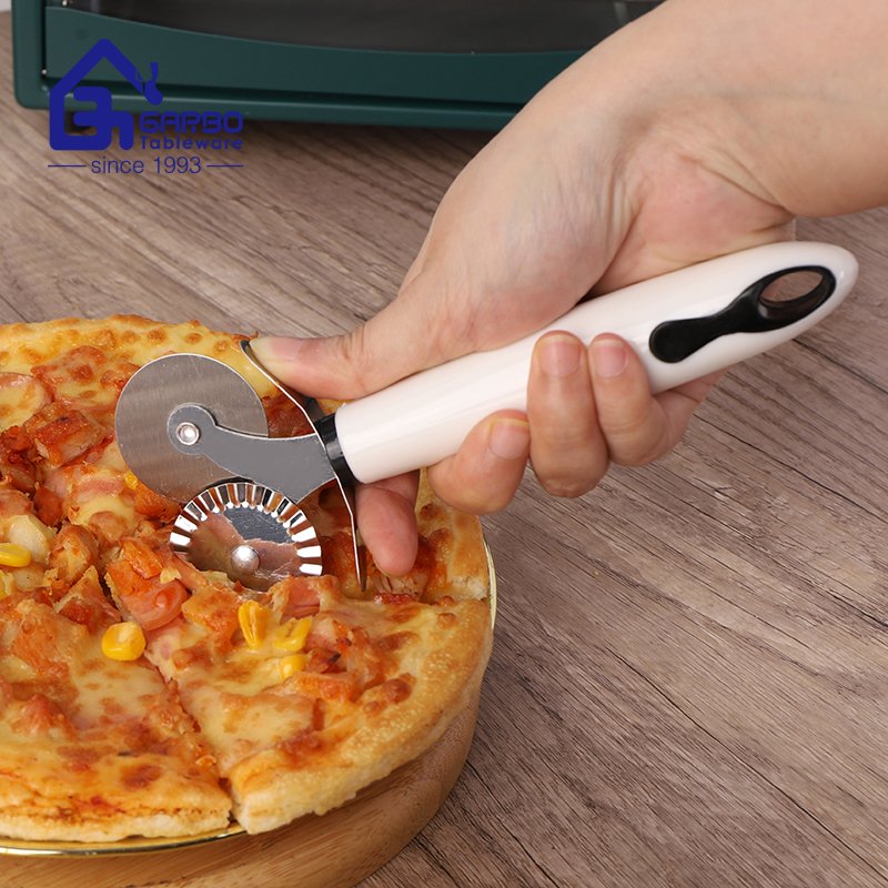 The advantage and disadvantage of stainless steel pizza cutter