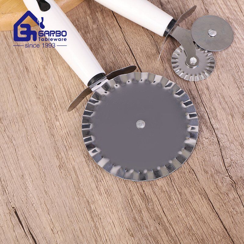 Traditional Cheap Stainless Steel Pizza Cutter With White PP Plastic